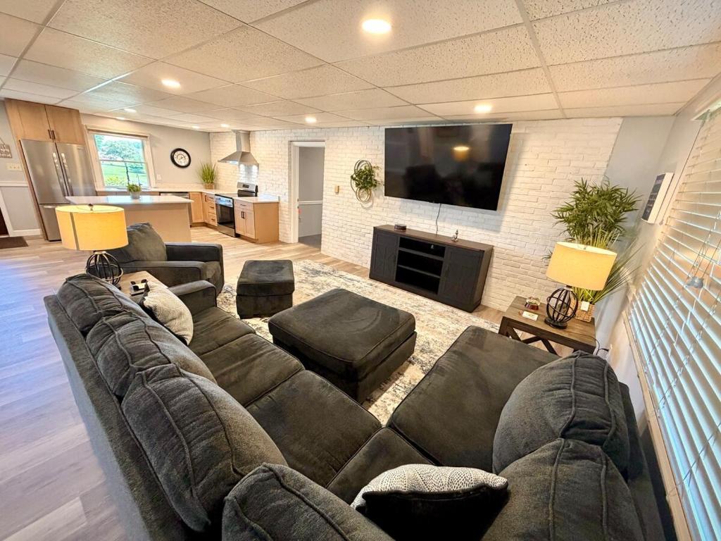 a living room with a large couch and a tv at White Oak Lodge in Lebanon