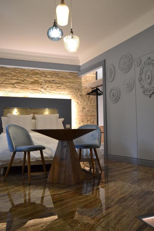 a bedroom with a table and a bed at c'è posto per te in Vasto