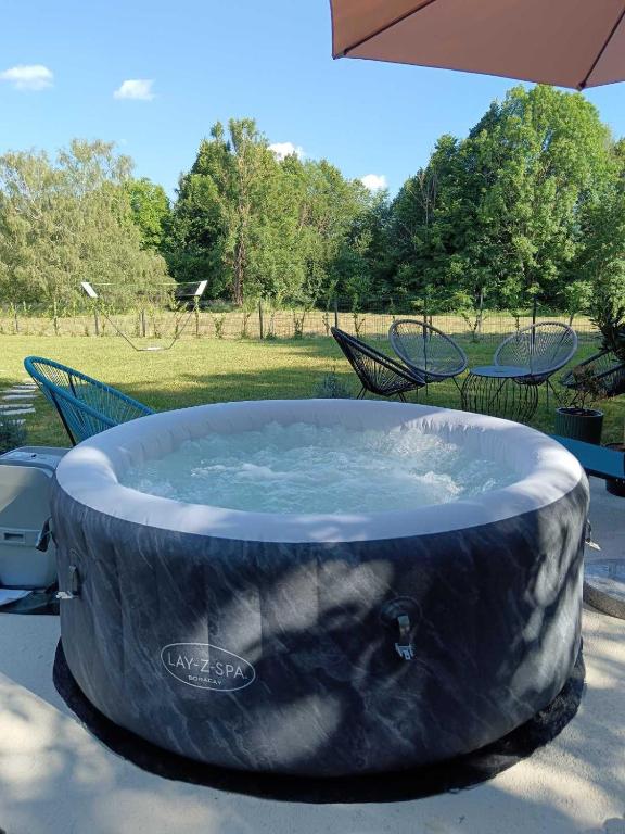 a large metal tub with water in it on a patio at MonteMare Holiday home in Lič