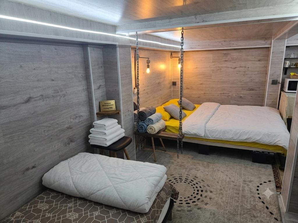 a room with a swing bed in a room at Bulevard Stefan 64#11 Chill Hotel in Chişinău