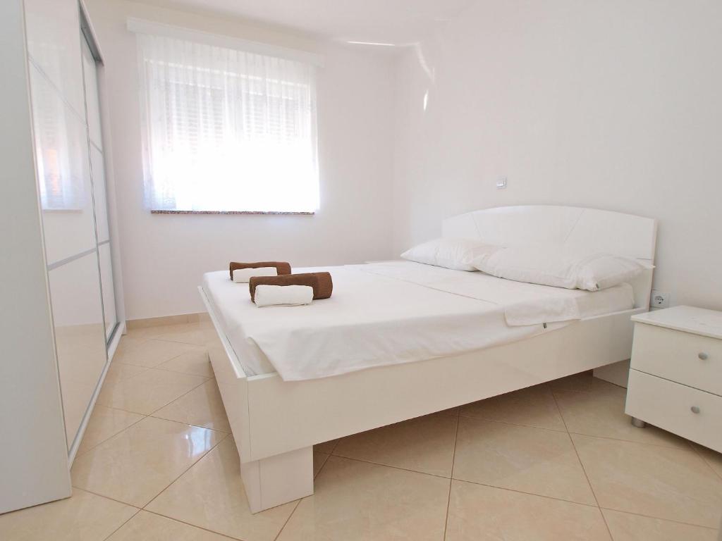 Postel nebo postele na pokoji v ubytování Apartments Medulin 396