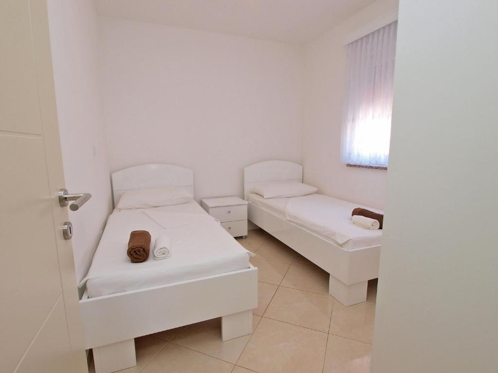 Postel nebo postele na pokoji v ubytování Apartments Medulin 396