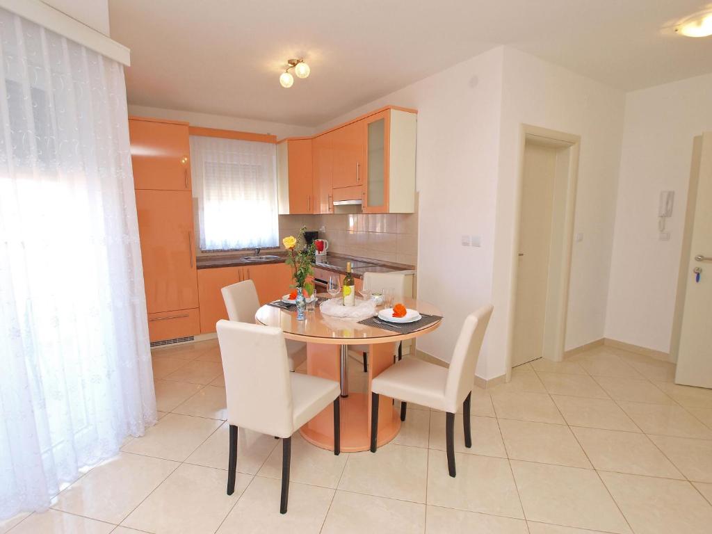 Kuchyň nebo kuchyňský kout v ubytování Apartments Medulin 396