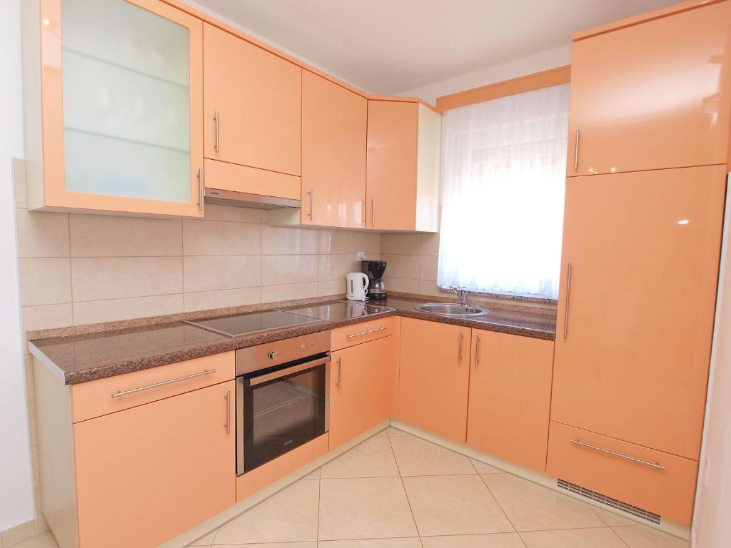 Kuchyň nebo kuchyňský kout v ubytování Apartments Medulin 396