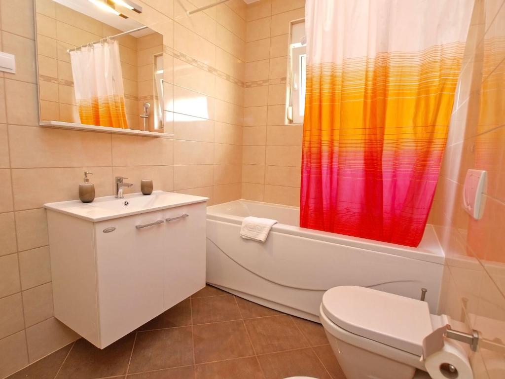 Koupelna v ubytování Apartments Medulin 396