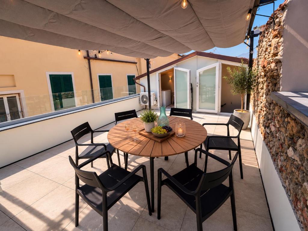 a table and chairs on the balcony of a house at Cà di Righe in Pietra Ligure