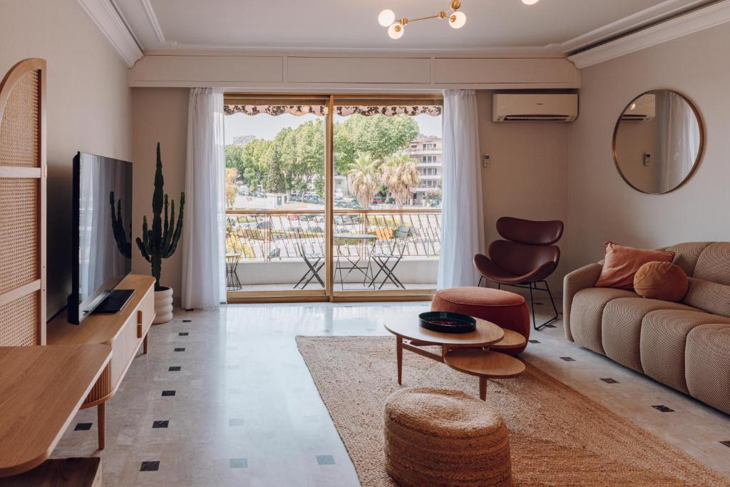 a living room with a couch and a table at Quartier hippodrome in Cagnes-sur-Mer