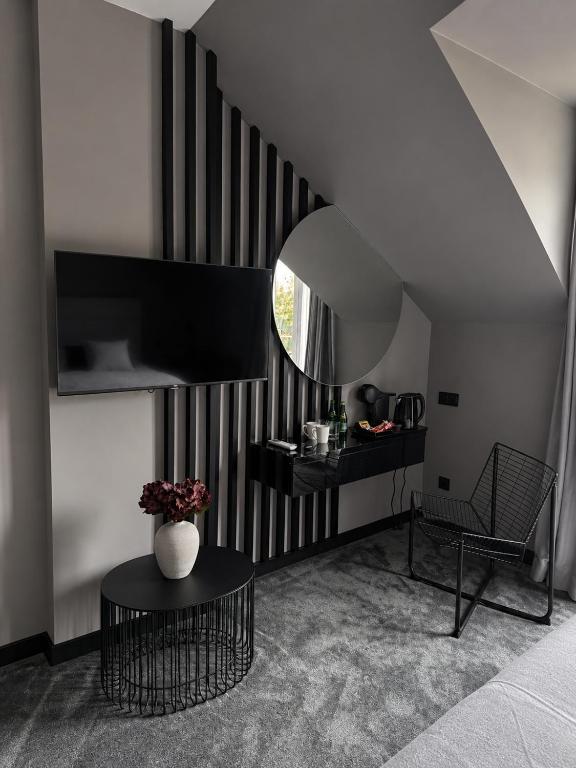 a living room with a table and a mirror at Willa Czarny Puzzel in Tarnowska Wola
