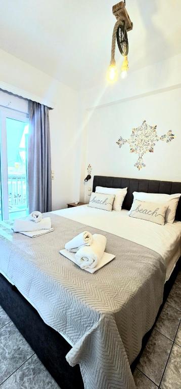 a bedroom with a large bed with towels on it at Julsun apartment in Olympic Beach