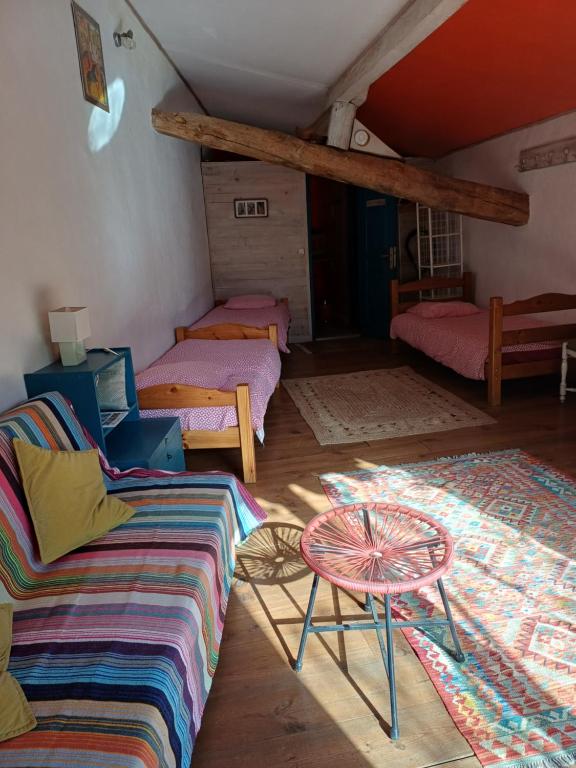 a living room with a couch and a table at Loft 5 personnes dans ferme provençale in Ongles