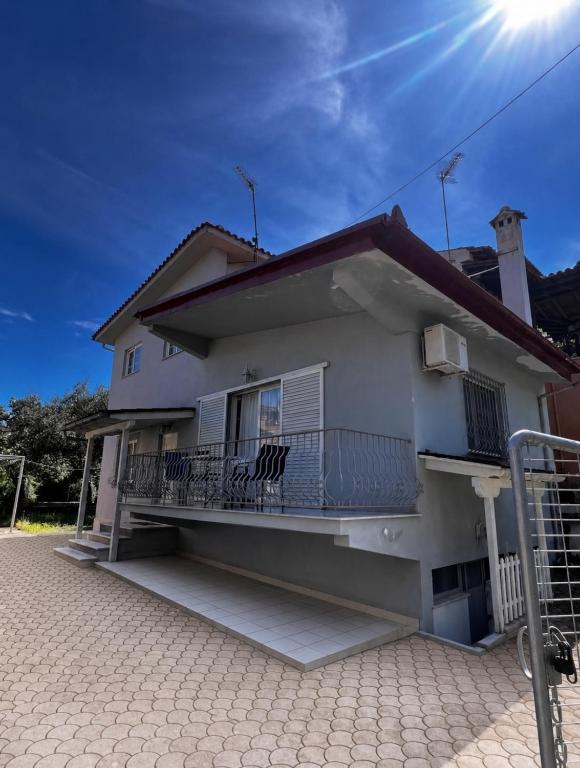 a white house with a balcony with chairs on it at Anna's House in Kokkino Nero
