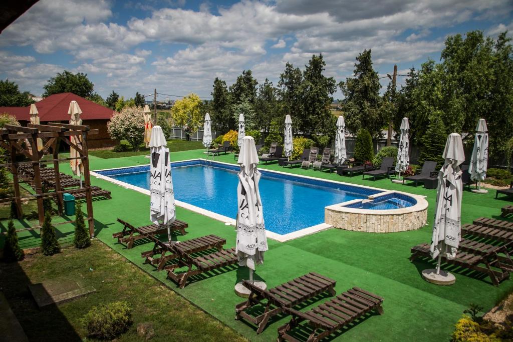 basen z leżakami i parasolami w obiekcie Hotel Mondial - Baia w mieście Baia