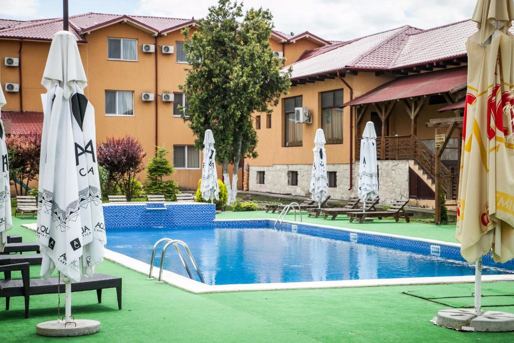 Bazén v ubytování Hotel Mondial - Baia nebo v jeho okolí