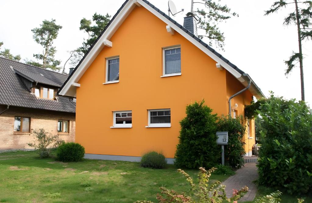 a house with an orange at Haus 12 in Röbel