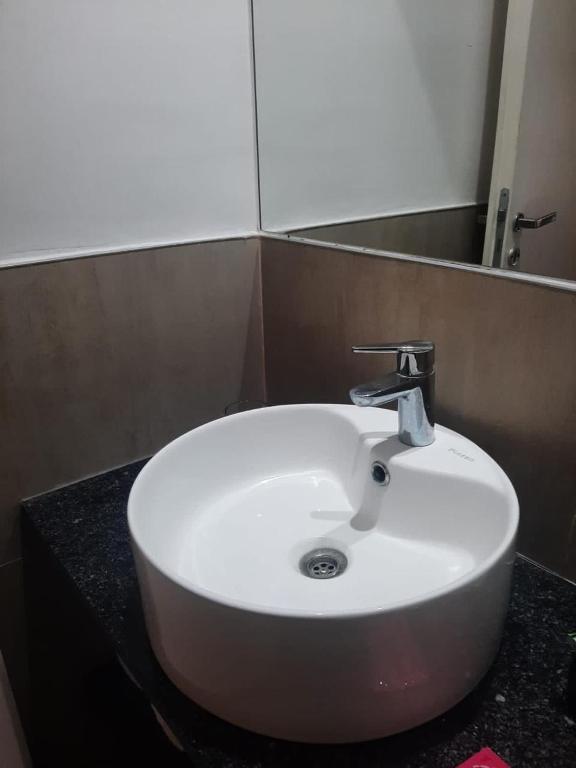 a white sink in a bathroom with a mirror at Spa vacacional in Mar del Plata
