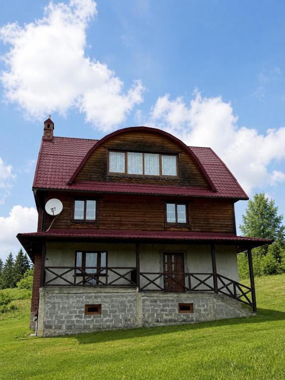 a house with a red roof on a green field at Floris in Myta