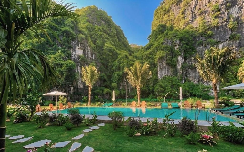 a view of the pool at the resort at Tam Coc Aurora Valley in Vũ Lâm