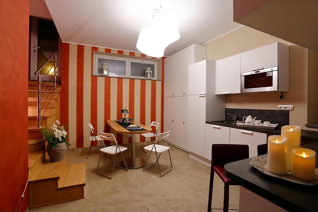 a kitchen with an orange and white striped wall at Gaslini vicinissimo - Casa dello Zio in Genoa