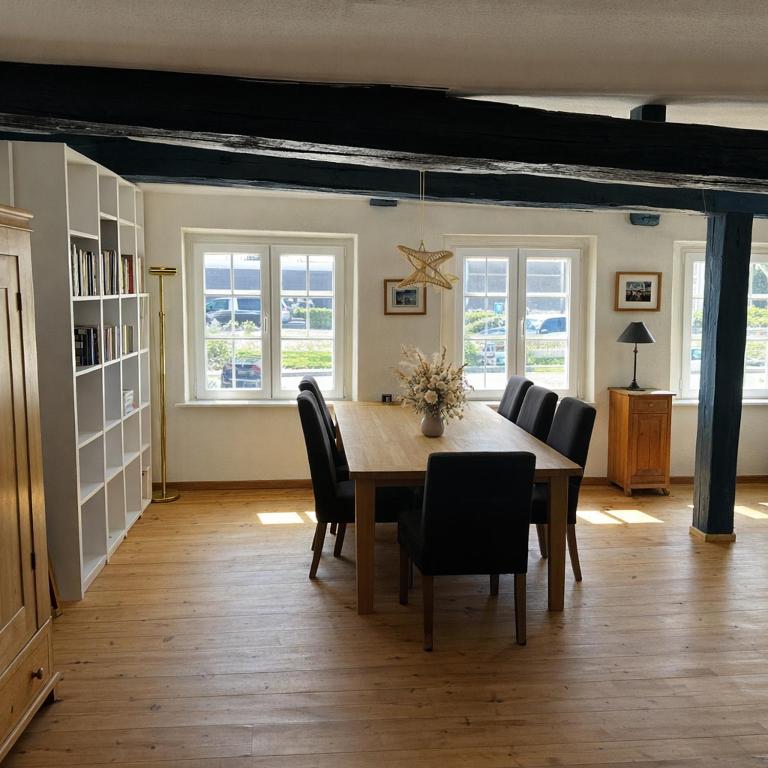 a dining room with a table and chairs at Gästehaus Am Hafen 7 Glückstadt in Glückstadt