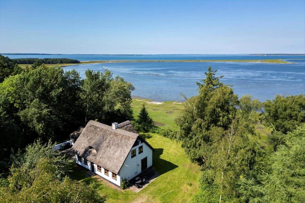an old house on the shore of a body of water at LF11977-Struer-Norskovvej-17 in Vemb