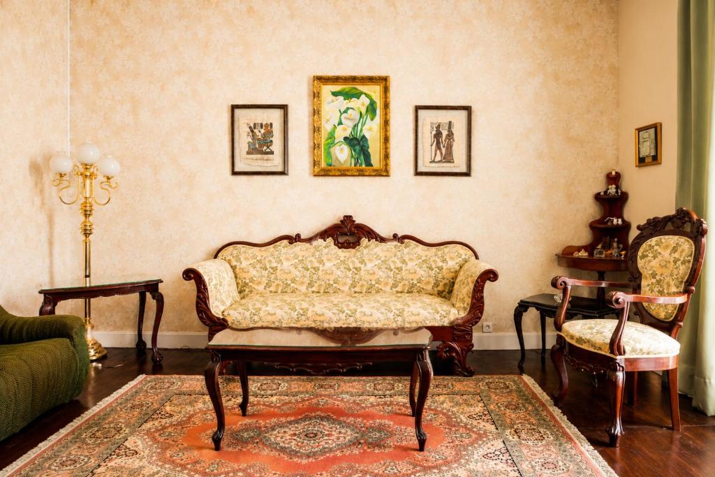 a living room with a couch and two chairs at Casa Los Profesores, encanto tradicional canario en La Orotava in La Orotava