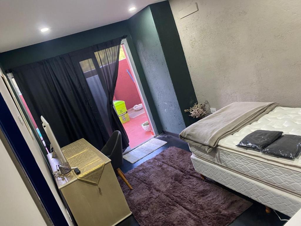 a small room with a bed and a window at MiCASA in Córdoba