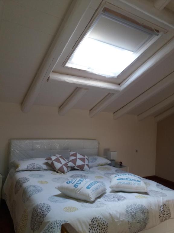 um quarto com uma cama grande e uma clarabóia em Billy house em Acireale
