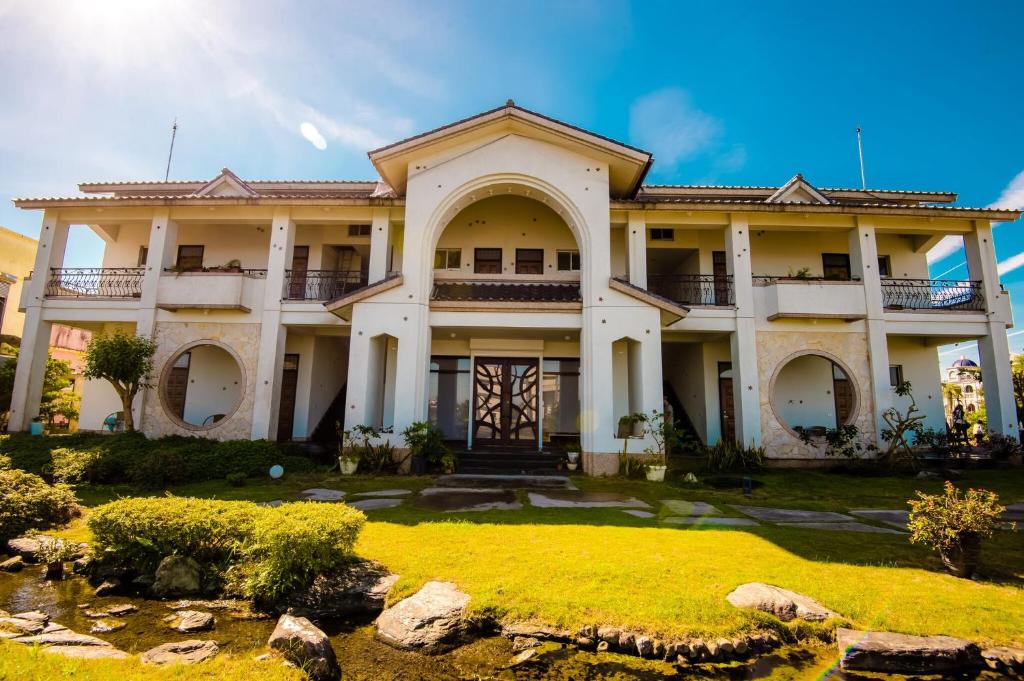 a large house with a garden in front of it at Yun Tien Feng Chuan B&amp;B in Dongshan