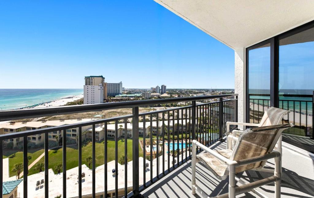 14th Floor Airy Condo On-site bar & restaurant Pool w splash pad