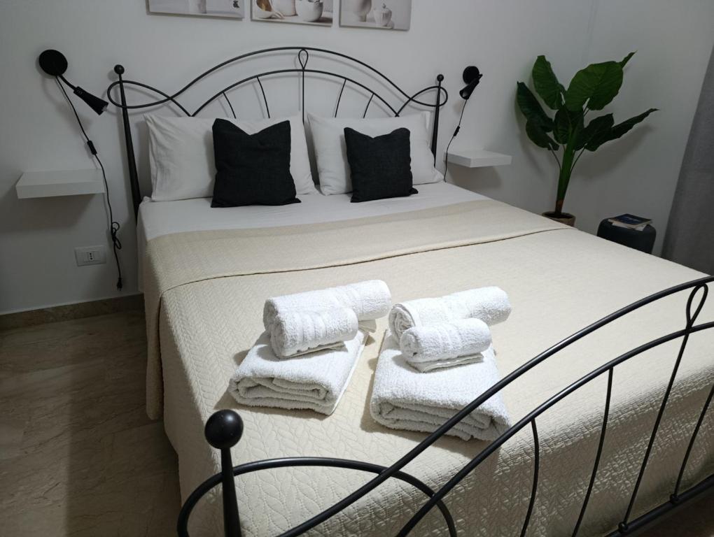 a bedroom with a bed with towels on it at Casa Melf in Terrasini
