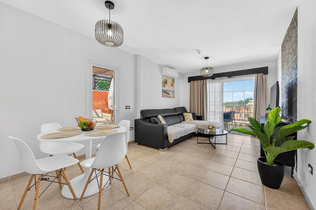 Heated Pool & Ocean Views Los Cristianos