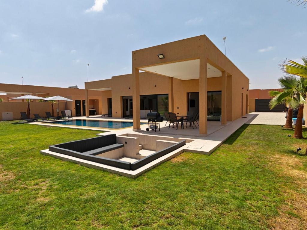 a house with a swimming pool in the yard at Villa Inaya in Tasdert