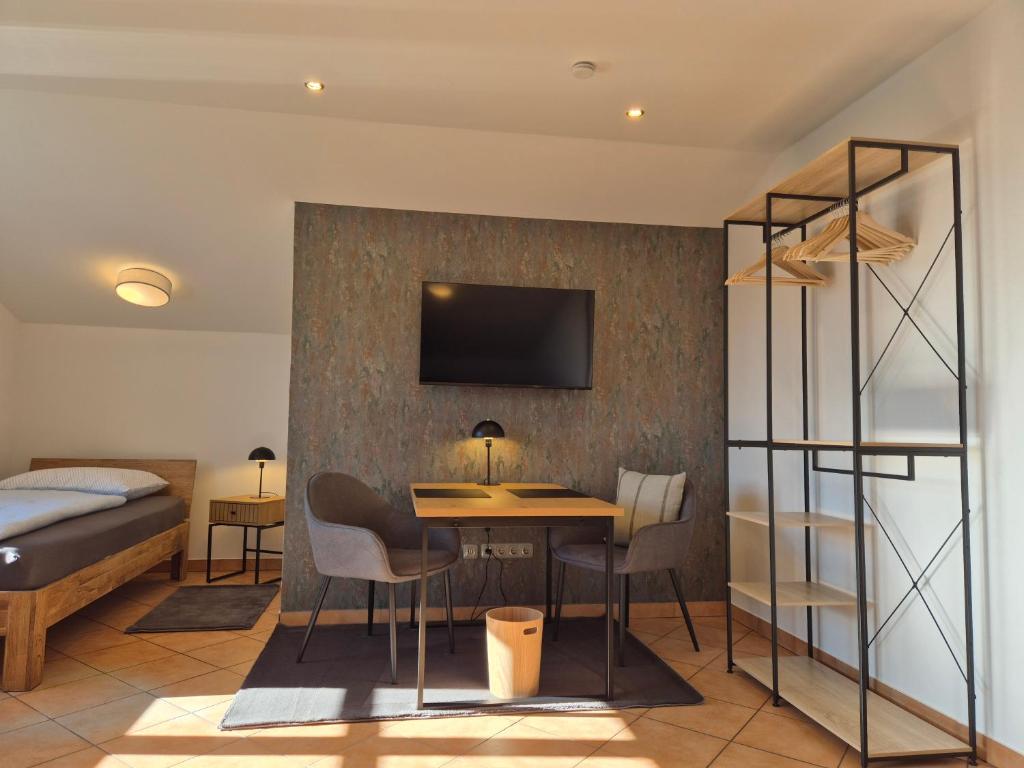 a hotel room with a desk and a bed at Monteurswohnung Bredstedt in Bredstedt