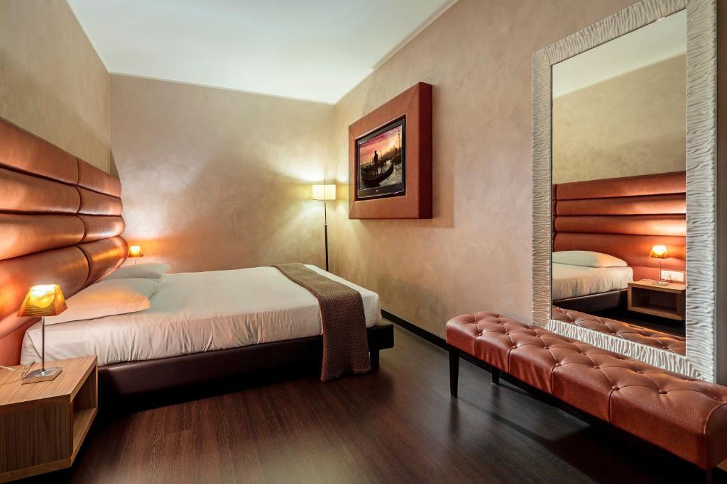 Postel nebo postele na pokoji v ubytování Base Hotel