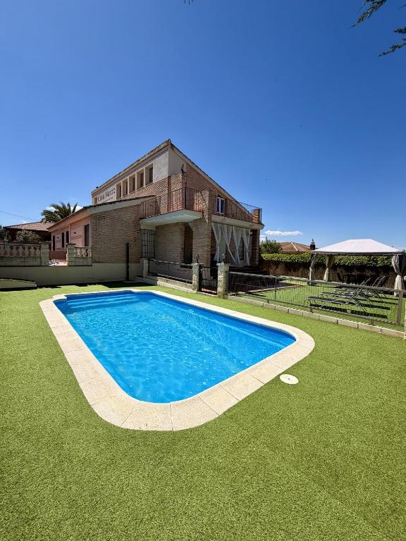 a house with a large swimming pool in the yard at CASA NARDO ALOJAMIENTO RURAL in Argés