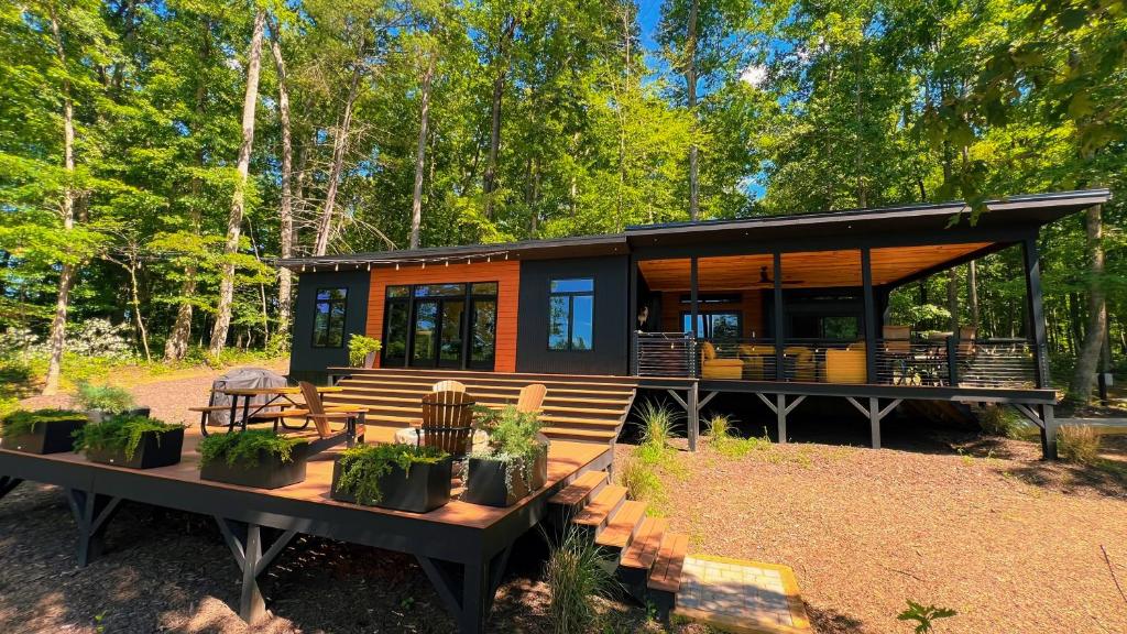 a tiny house in the middle of a forest at Bison Farm - Cabin "Vista" in Culpeper