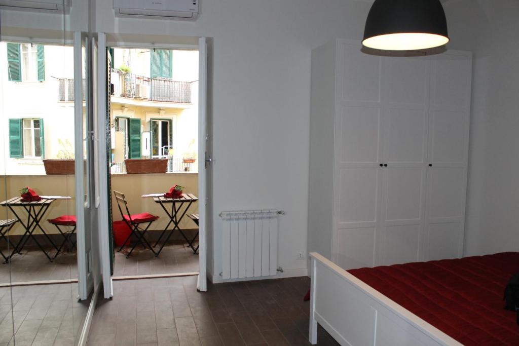 ローマにあるMama Trastevereのベッド、テーブル、椅子が備わる客室です。