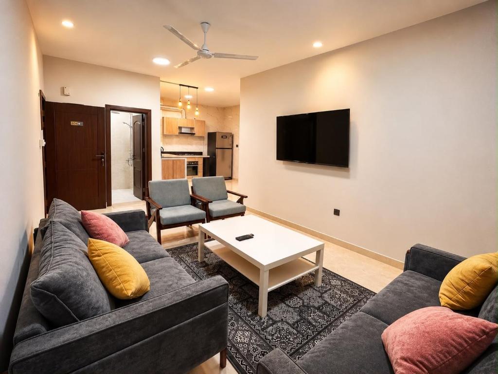 a living room with a couch and a table at ملاذ للشقق المخدومة in Salalah