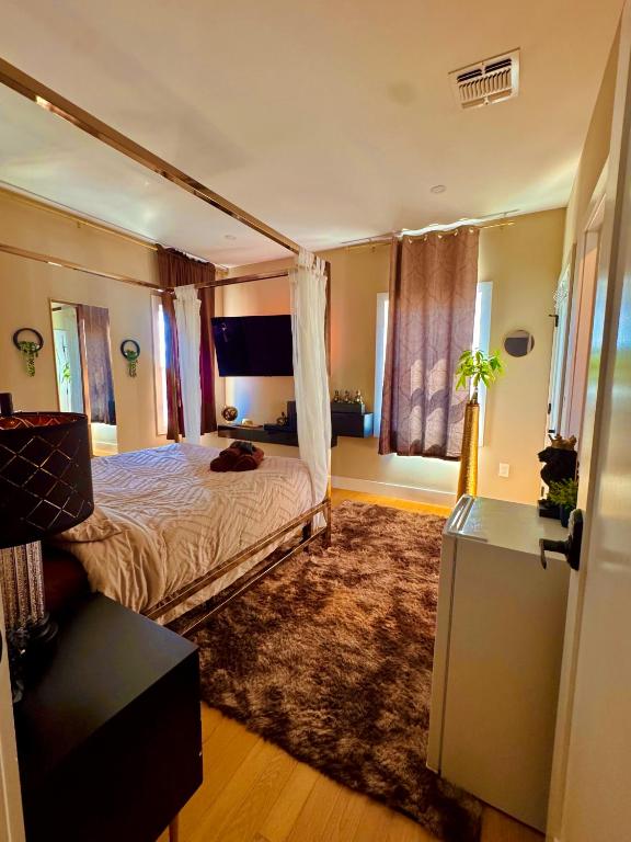 a bedroom with a bed and a rug at Master Suite De Carlo Shared Property PRIVATE stay NYC 18mins in North Bergen