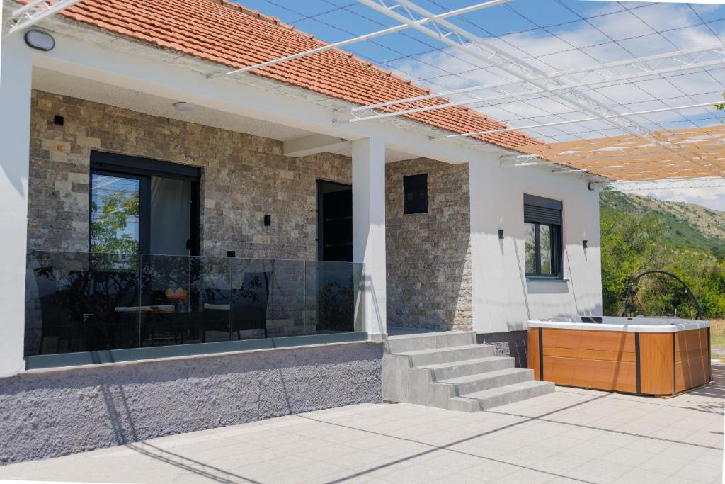 a house with a sink in front of a building at Villa MONTE Ulcinj in Stegvaši