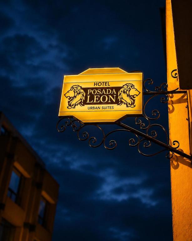 a sign for a hotel pocioca london on a building at Hotel Posada Leon in Pasto