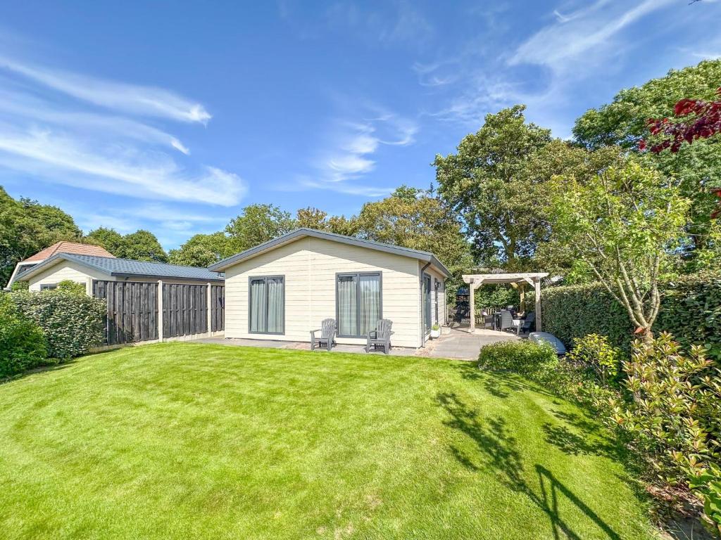 a small white house with a yard at De Huismus in Heiloo