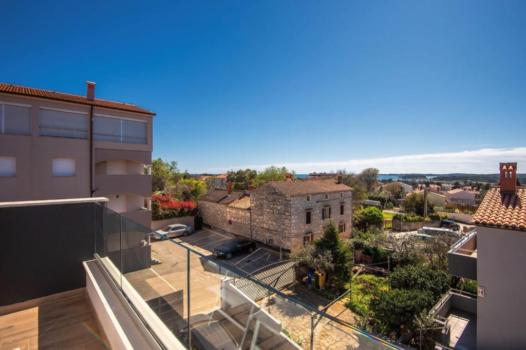 Apartments with parking space Medulin - 27682