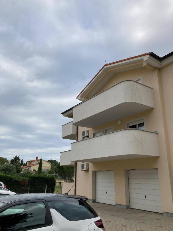 Apartments with parking space Pula - 27715