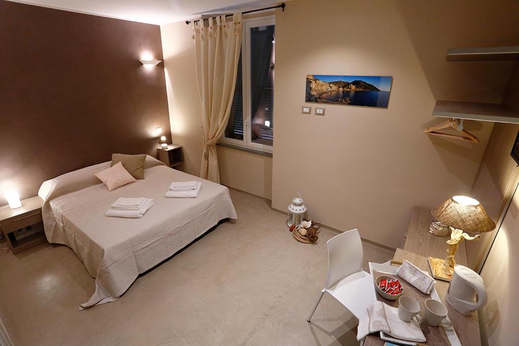 Łóżko lub łóżka w pokoju w obiekcie Gaslini vicinissimo - Casa dello Zio
