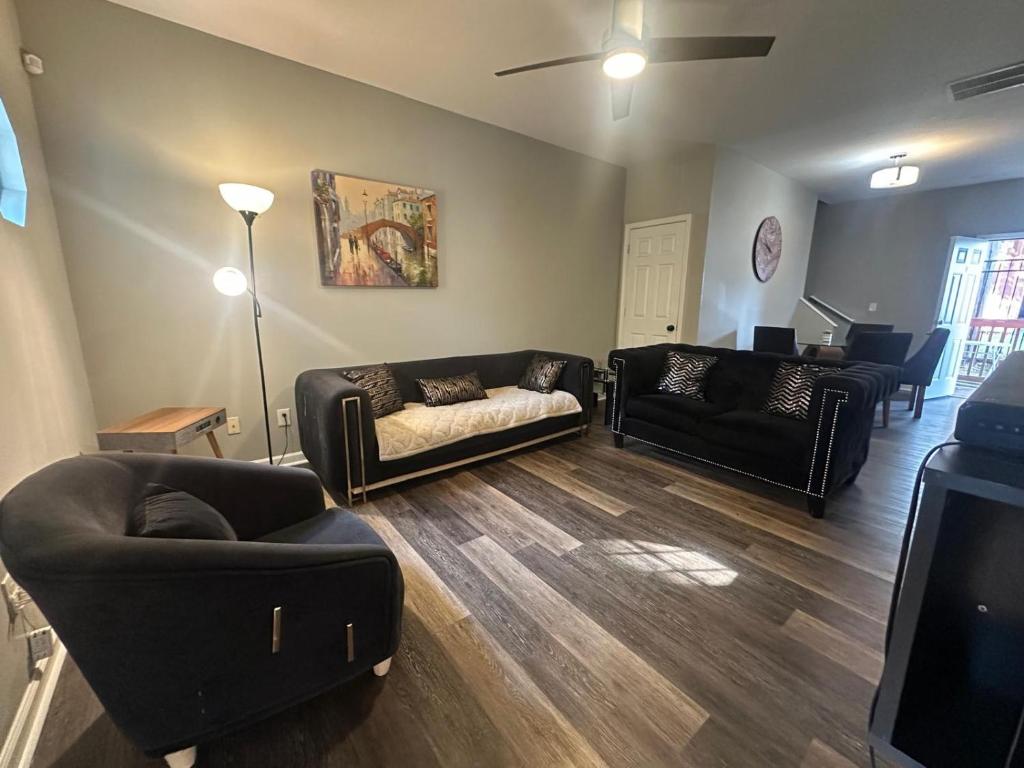 a living room with two couches and a tv at Basic 4 bedrooms with 6 beds 15 min from downtown sleeps 9 Adults comfortably for Work crews and Large groups in Atlanta