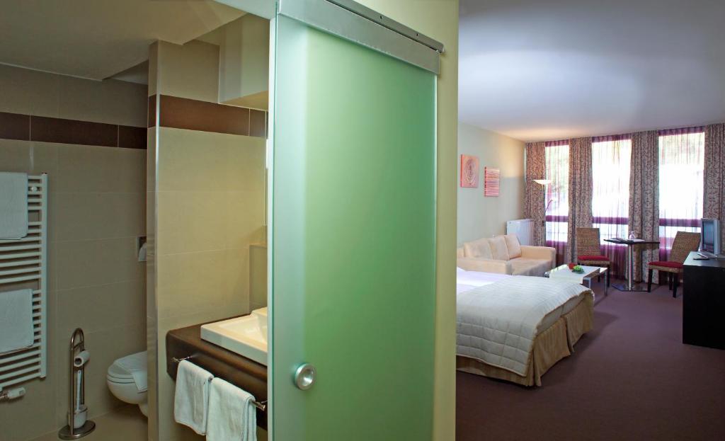 Posteľ alebo postele v izbe v ubytovaní Parkhotel Eisenstadt