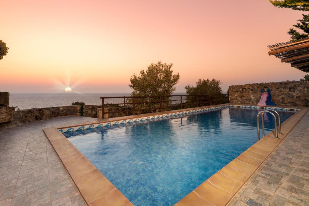una piscina con el océano en el fondo en Sea-Sunset Views Villa Lefkothea with Private Pool near Elafonissi, en AmigdhalokeFálion