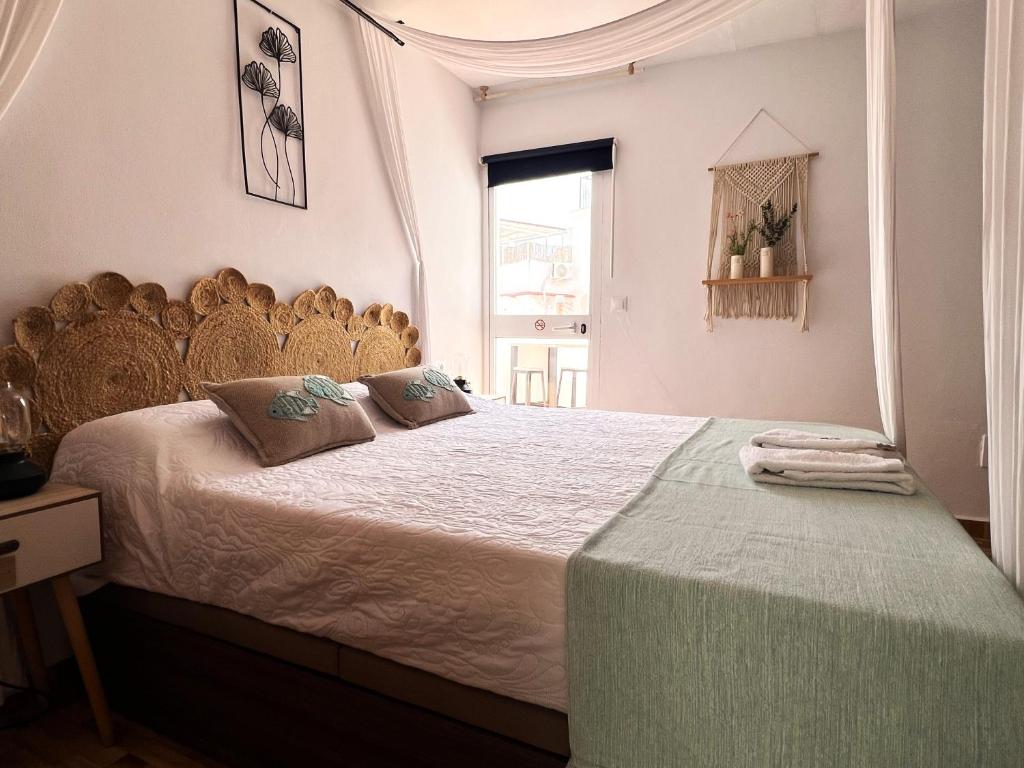 a bedroom with a large bed with a wooden headboard at B&B SEnDA de alegria in Cómpeta