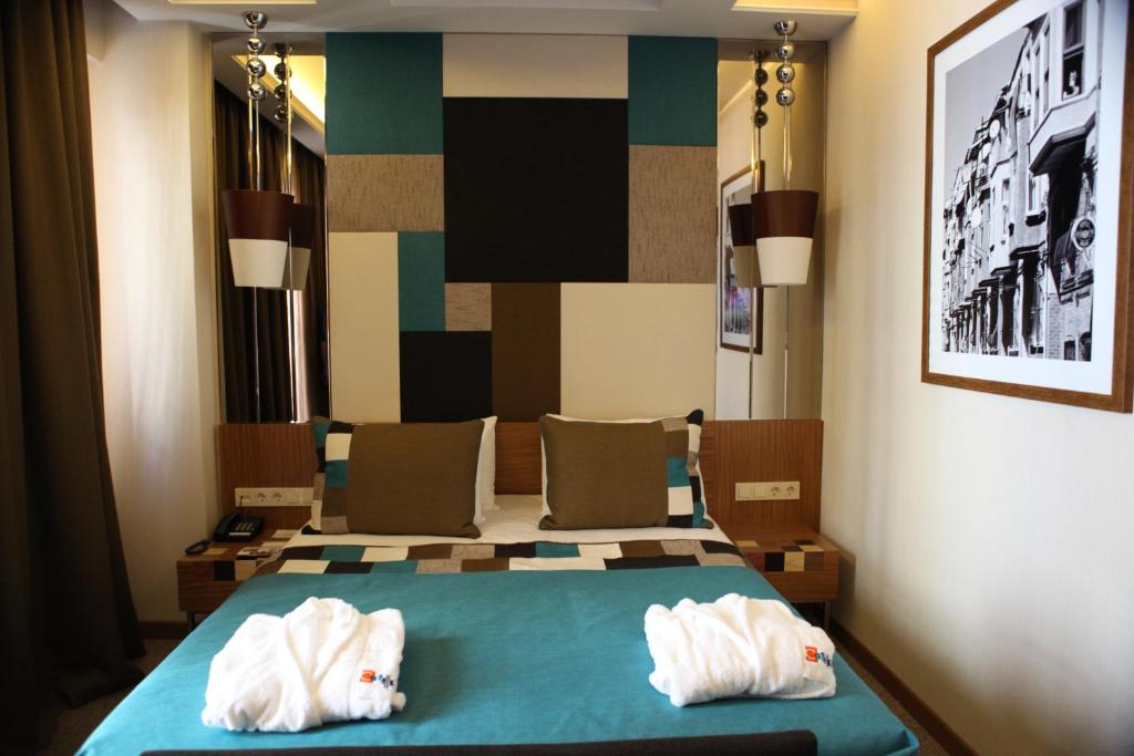 Postel nebo postele na pokoji v ubytování Collage Pera Hotel
